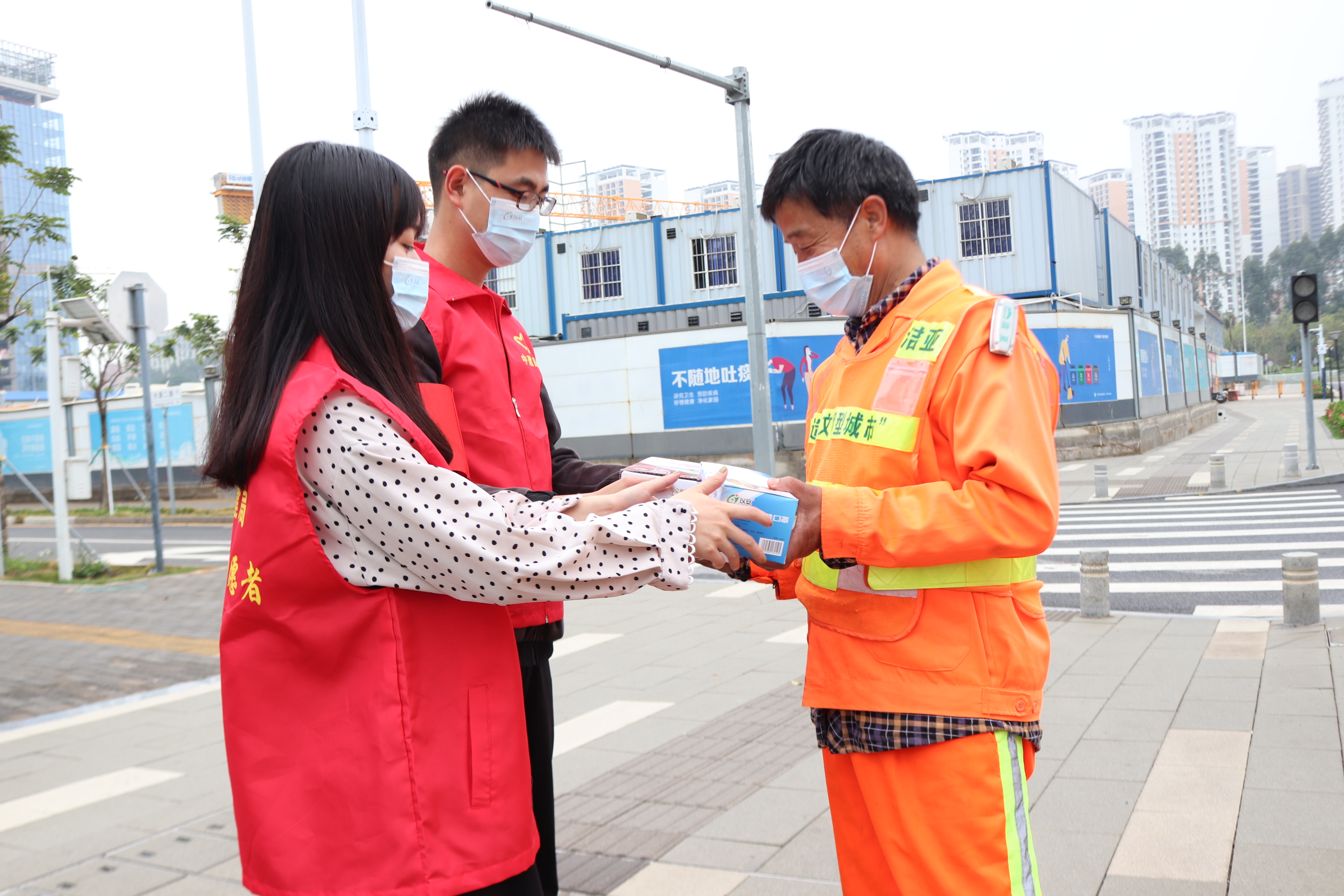 志愿者为环卫工人送慰问品 (2).JPG