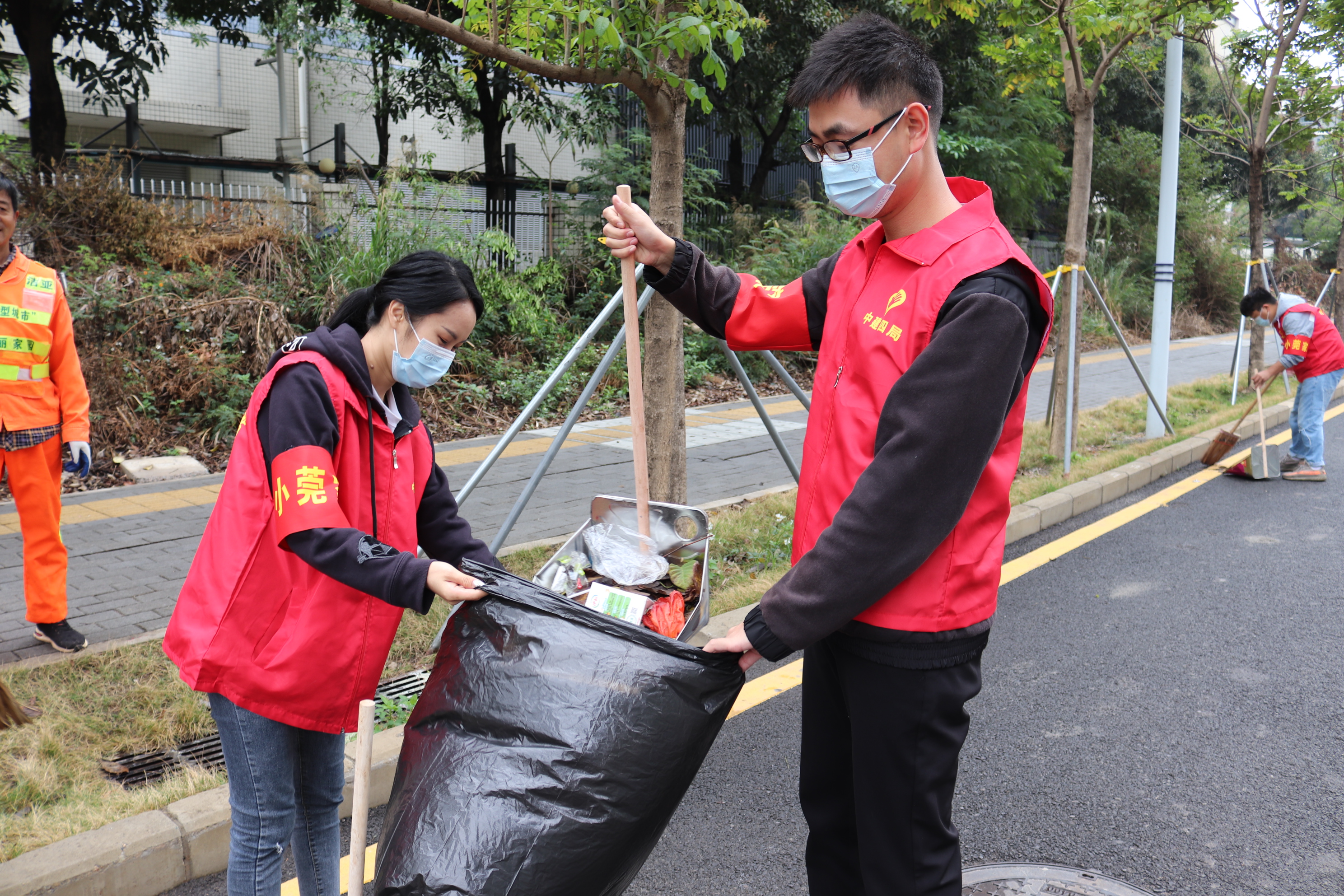 中建四局明晟科技大厦项目团支部组织开展“弘扬雷锋精神、维护生态环境、关爱环卫工人”志愿服务活动。 (4).JPG