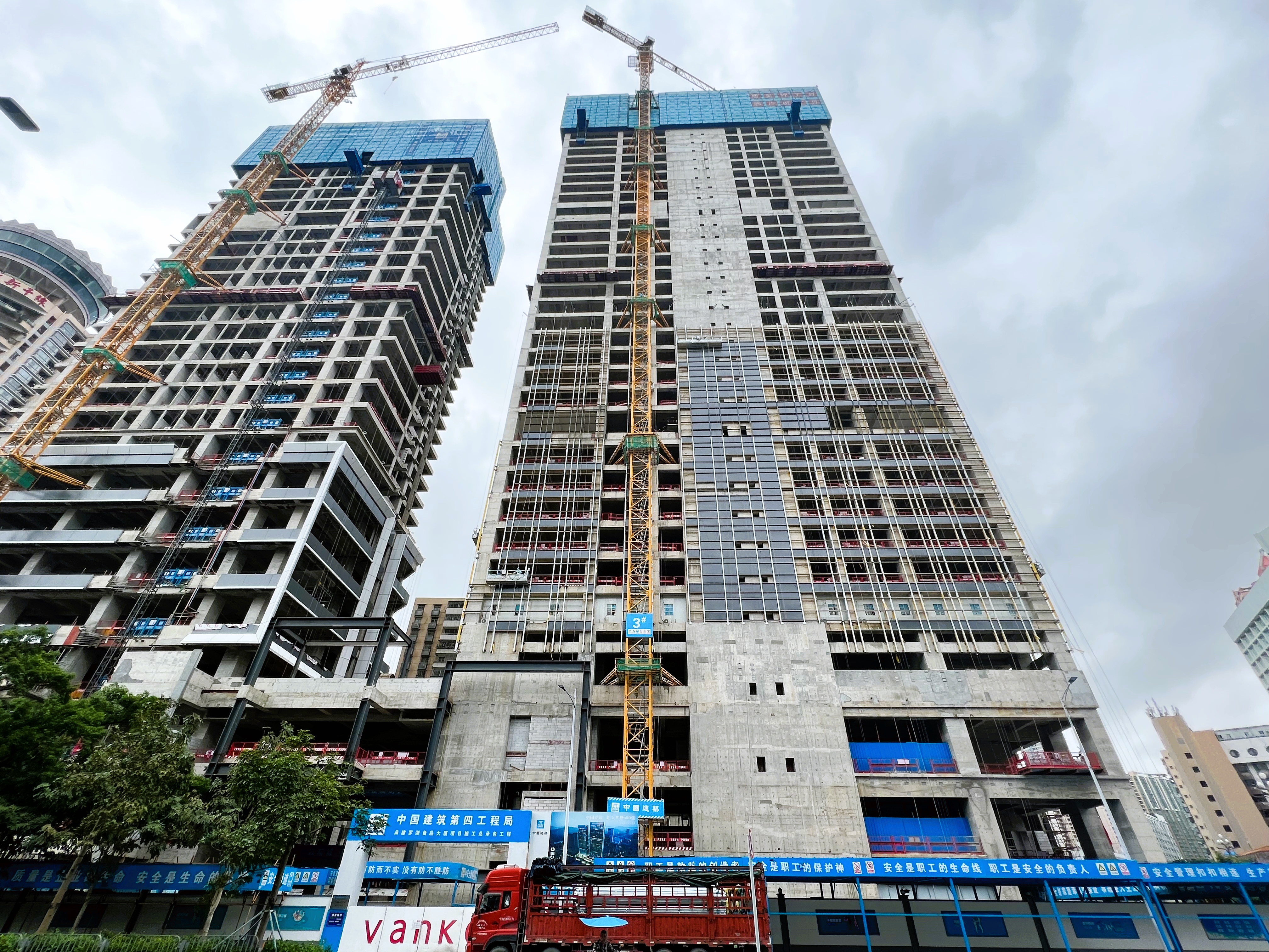 西（A）塔楼主体结构顺利封顶 (2).jpg