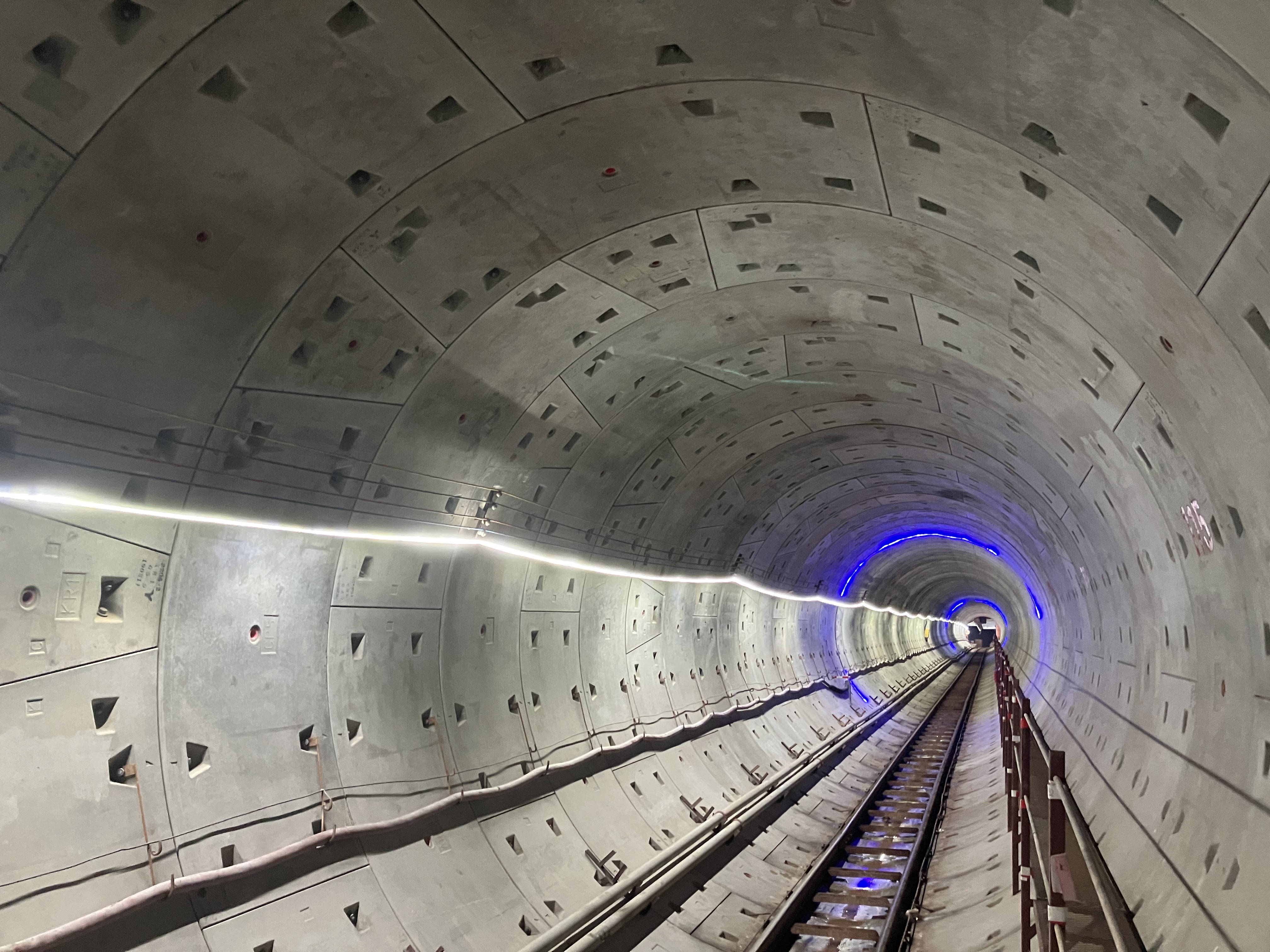 中建四局佛山地铁3号线南叠区间左线顺利贯通