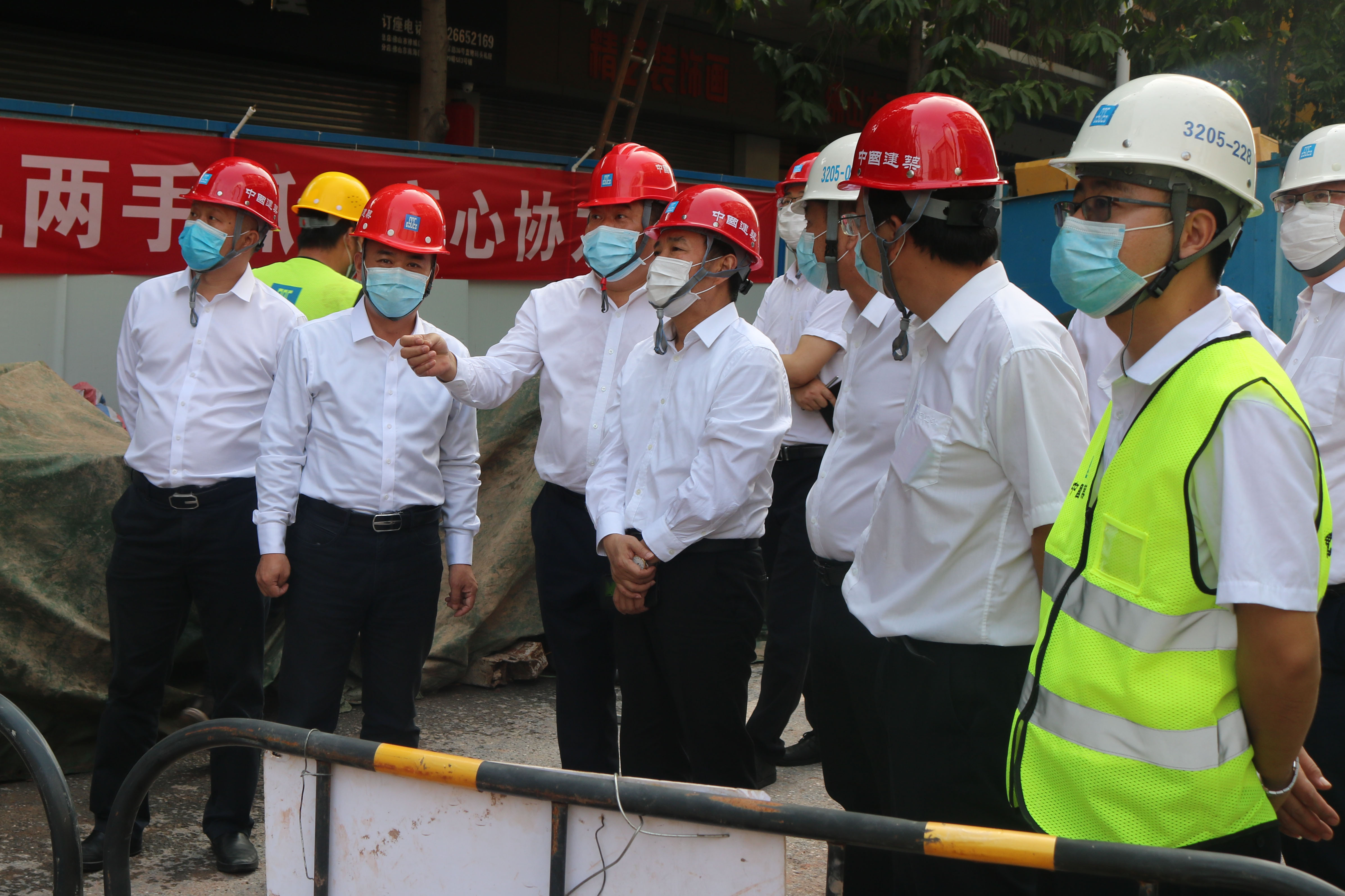 局领导视察2#联络通道+王书宇 (2).JPG